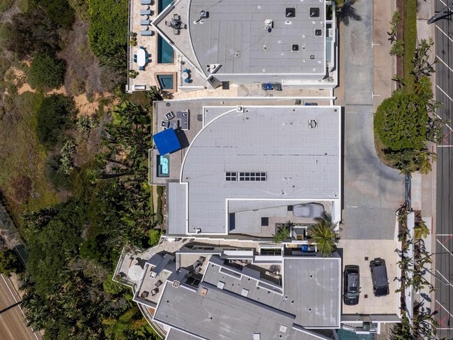 Building Photo - 121 Via De La Valle