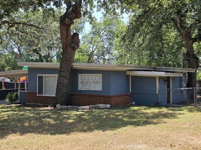 Building Photo - 522 E Davilla Ave