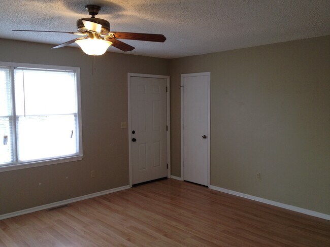 Building Photo - 1810 Parkwood Dr