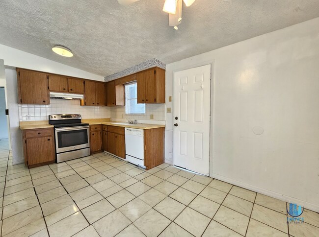 Building Photo - **ADORABLE 2/1 Home for Rent in New Port R...