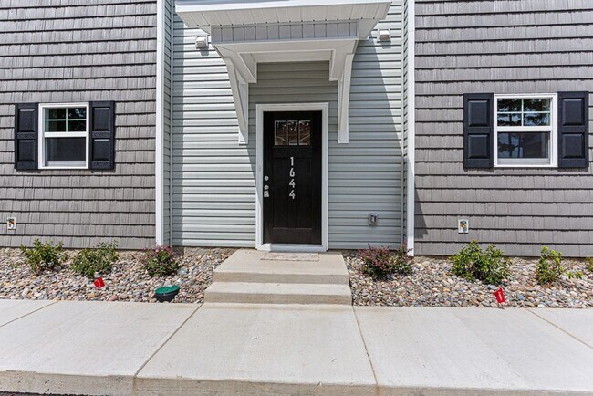 Building Photo - 1628 MacIntosh Drive, Unit 1628