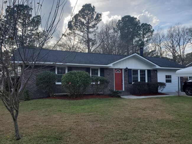 Building Photo - 3 BR/ 1 BA Ranch Style Home in Summerville!