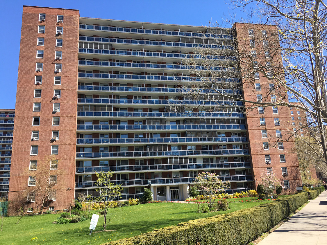Foto principal - 98-05 63rd Rd