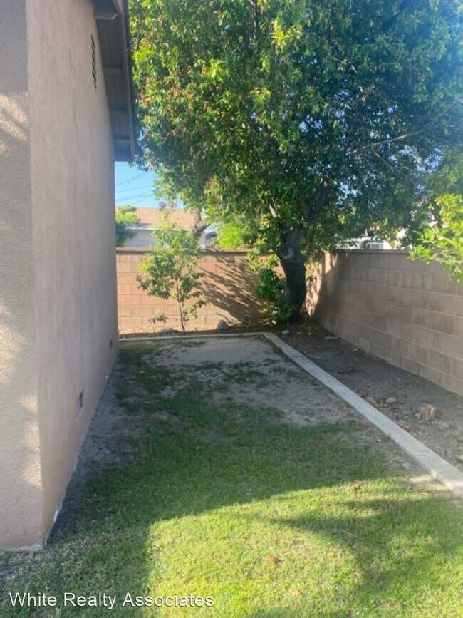 Building Photo - 3 br, 1.5 bath House - 3360 Roxanne Ave