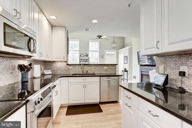 Building Photo - 12085 Trumbull Way