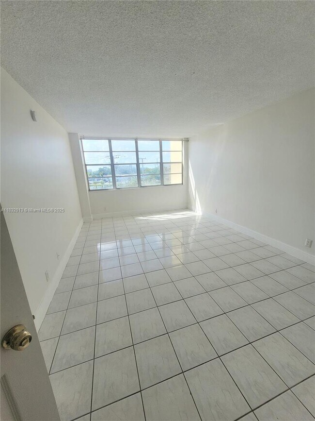 Building Photo - 2025 NE 164th St