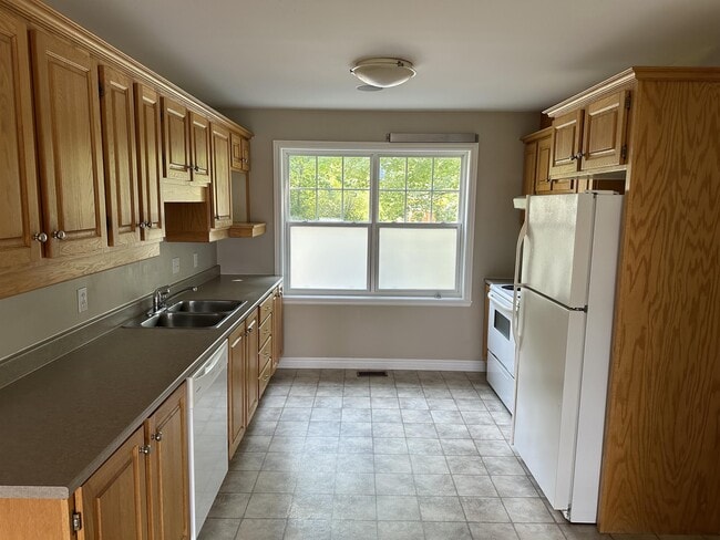 Building Photo - 3804 Memorial Dr