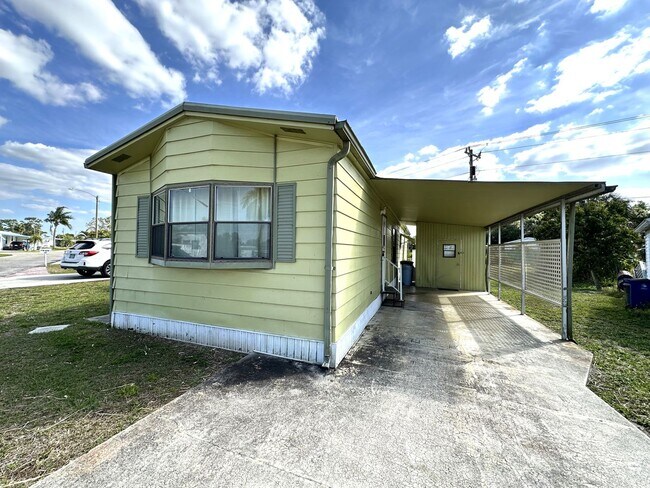 Foto del edificio - FIRST MONTH RENT FREE! Cute and Quiet 2/2 in N. Ft. Myers