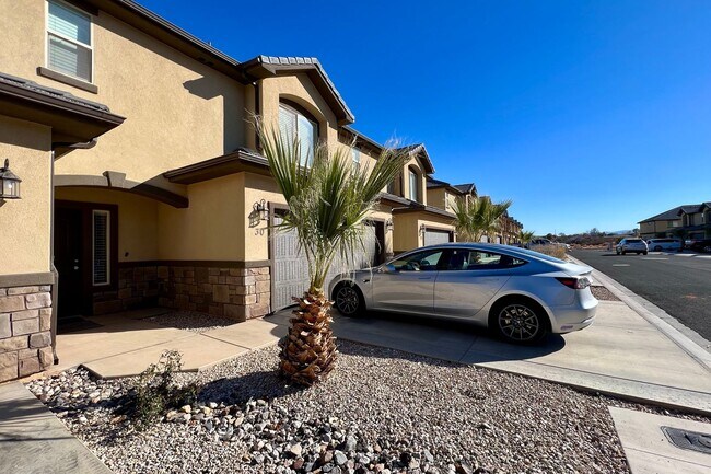 Building Photo - Blackhawk Townhome! Incredible Amenities!!