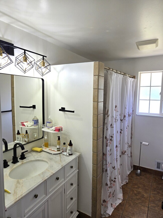 Building Photo - 9910 S Sego Lily Dr