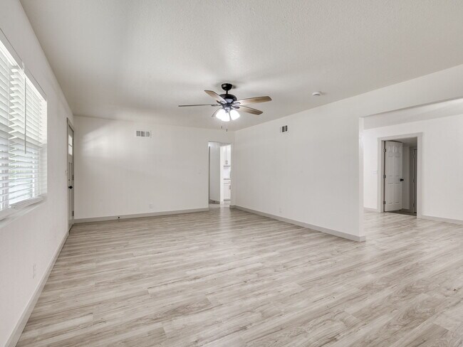 Foto del edificio - 1300 N McKinley Ave