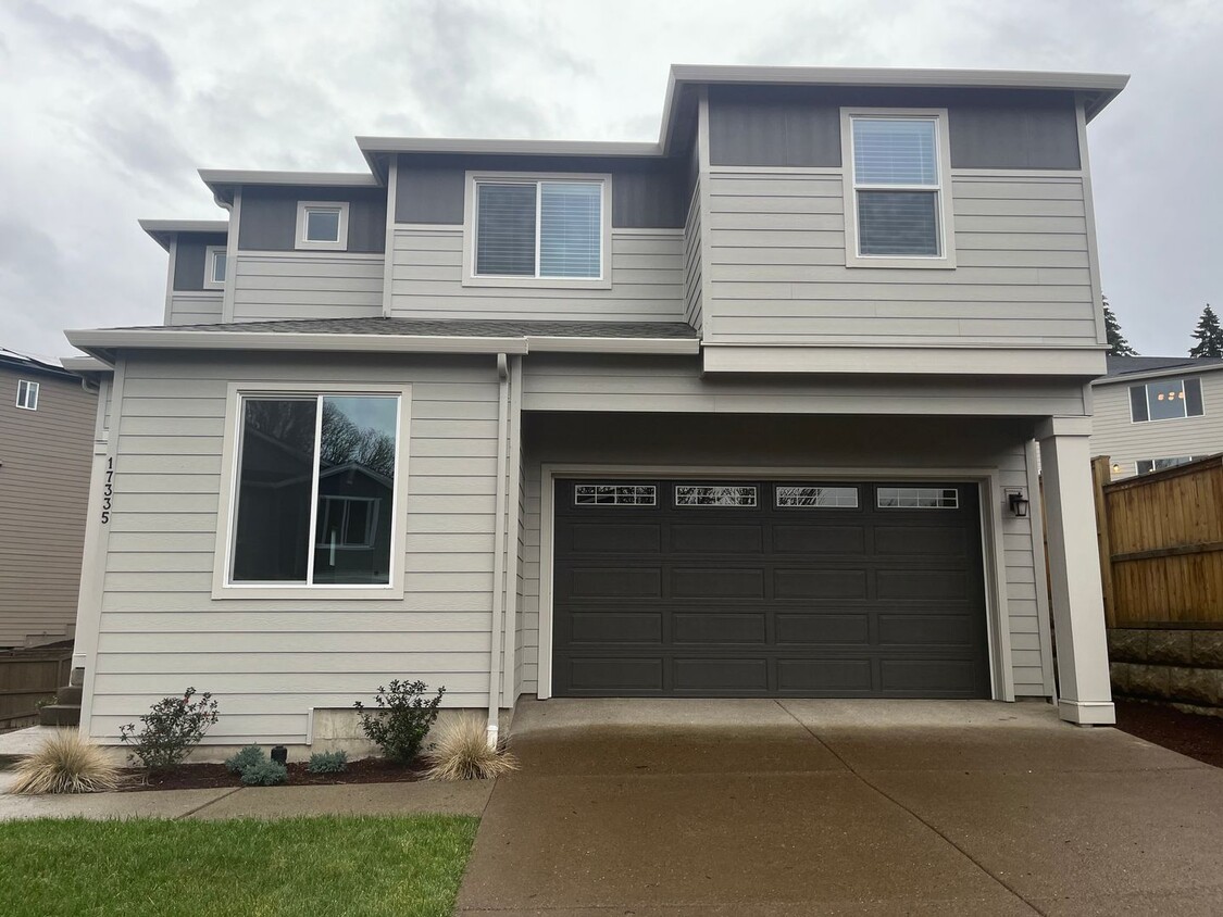 Foto principal - Beautiful Newer 5 BD* 3 BA* Home in the Ab...