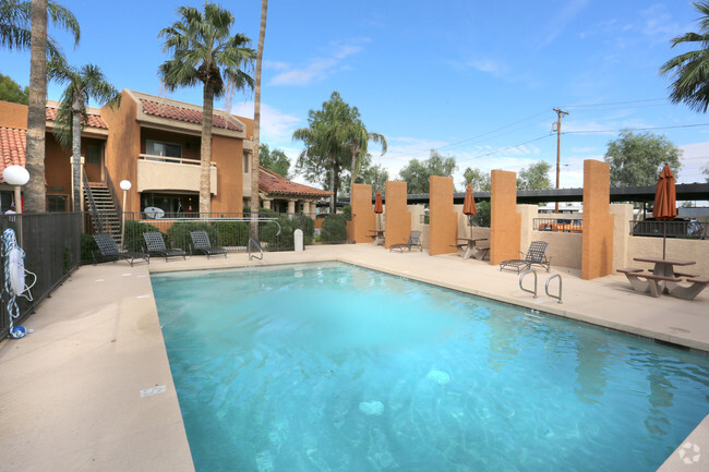 Pool - La Paloma Apartments