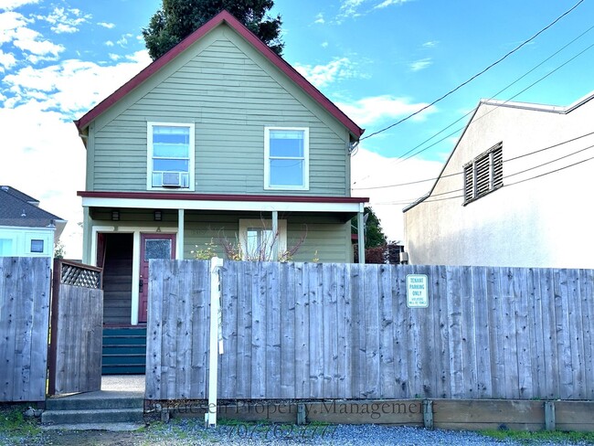 Building Photo - 137-B Court St., Petaluma, Ca.