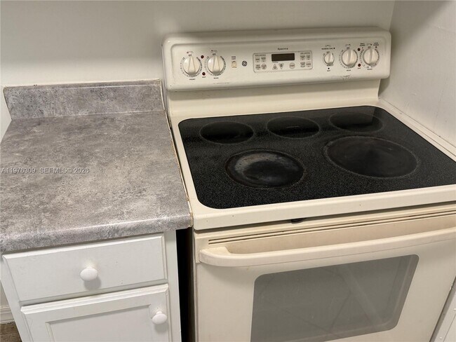 Foto del edificio - 8100 Sunrise Lakes Blvd