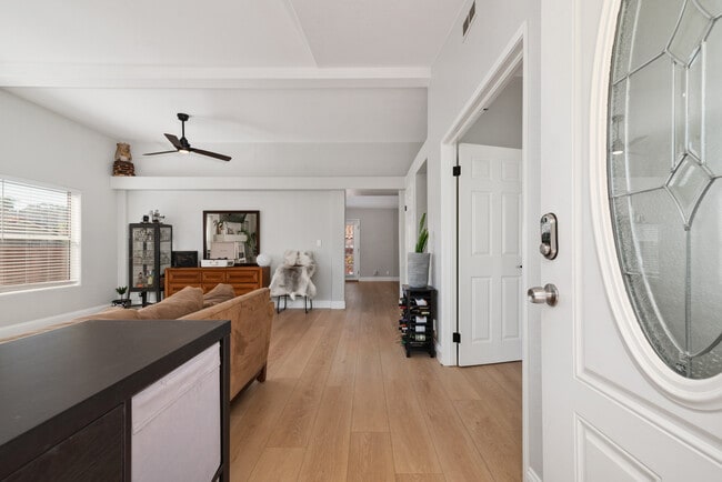 Foto del edificio - 4952 Lake Shore Ct