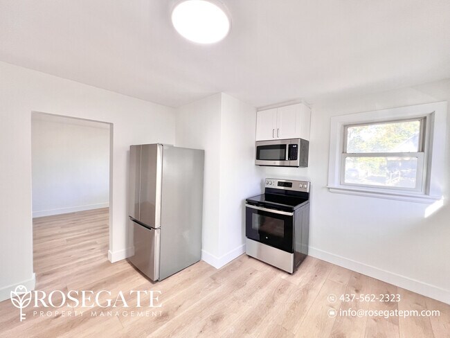Photo du bâtiment - Spacious 5-Bedroom Home with Balcony & Pri...