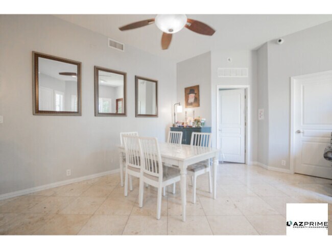 Foto del edificio - A Distinguished, Fully Furnished 3/4 Gem N...