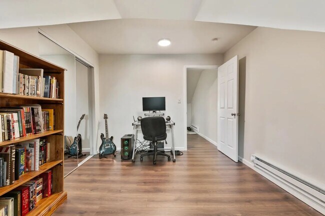 Foto del edificio - 3 bed 2 bath - fresh updates, central air, off street parking