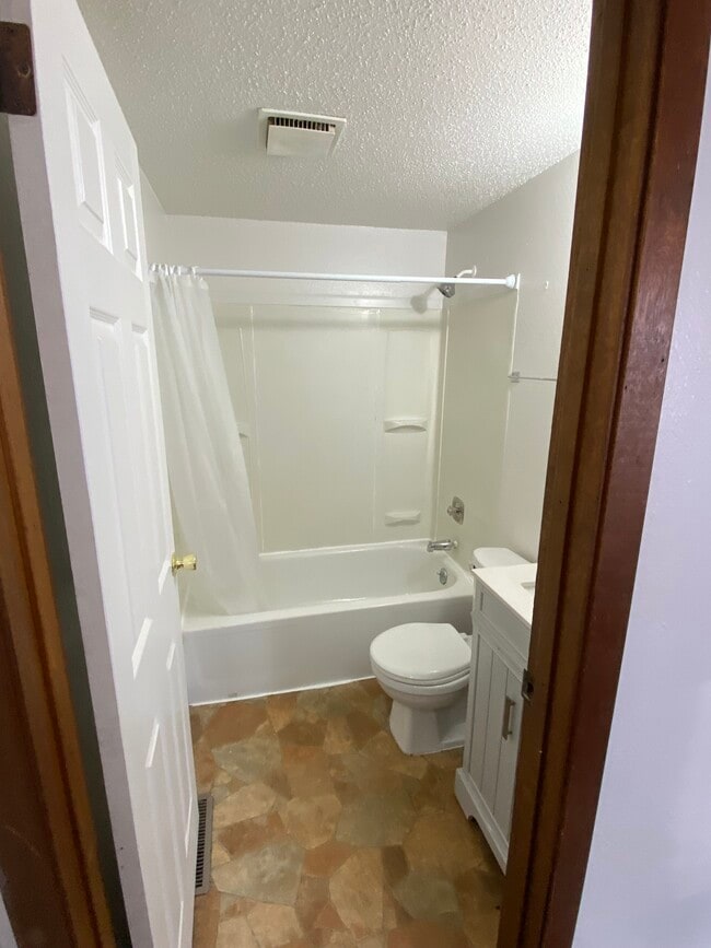 Building Photo - 915 4th St SE