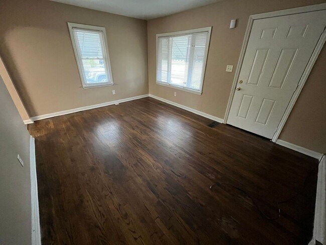 Building Photo - 302 S First St 2BR/1BA (Trenton)