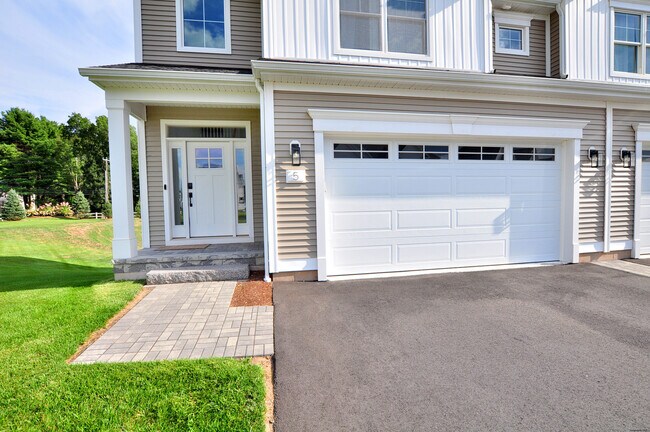 Building Photo - 5 Oakwood Cir