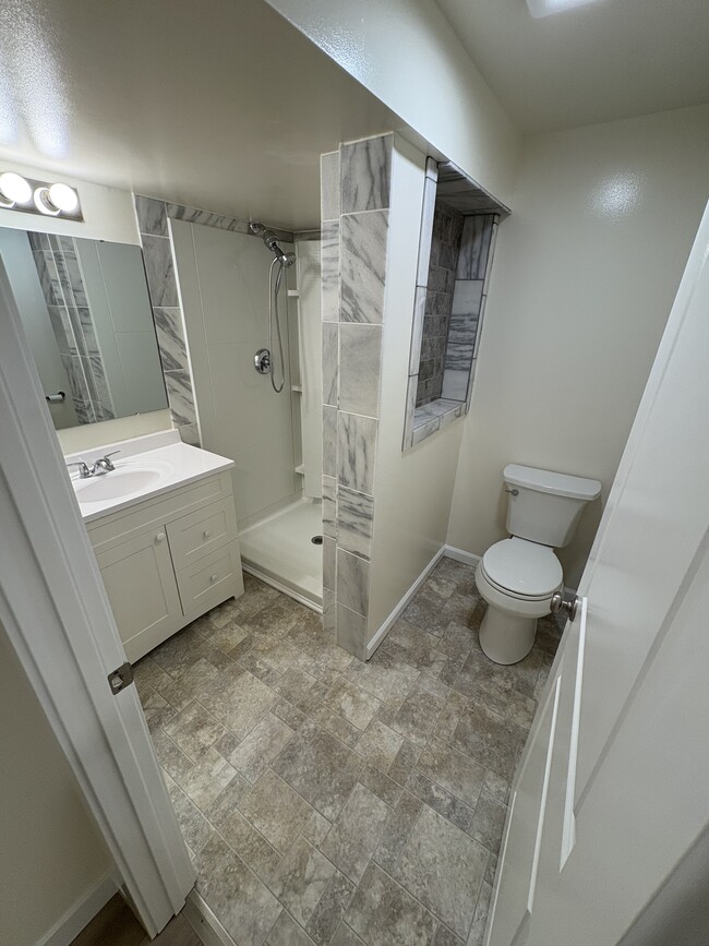 Foto del edificio - 6120 Strathmore Ln