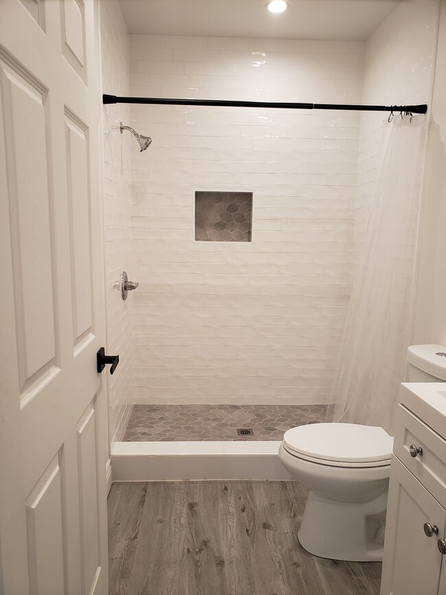 Gorgeous bathroom! - 10124 Longworth Ave