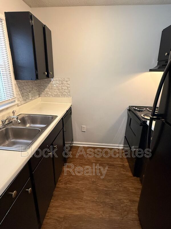 Building Photo - 500 N Church St