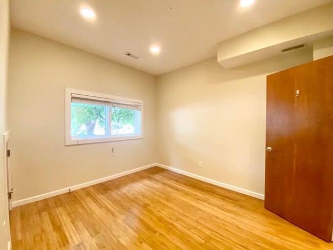 Foto del edificio - 4 Bedroom/3.5 Bath. UC Rental Located on J...