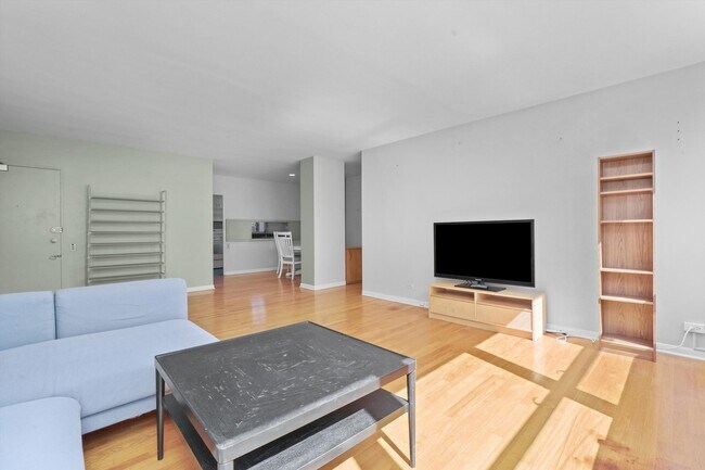 Building Photo - 5530 S Shore Dr