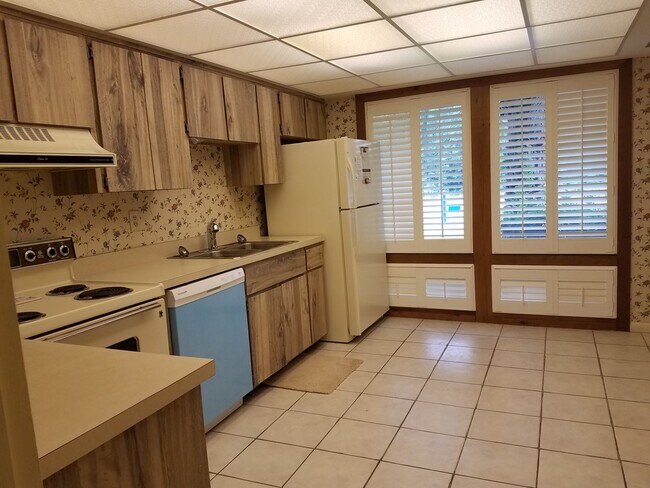 Building Photo - Spacious and Convenient 2/1.5 Golf View Co...
