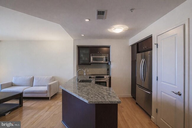 Building Photo - 675 S President St