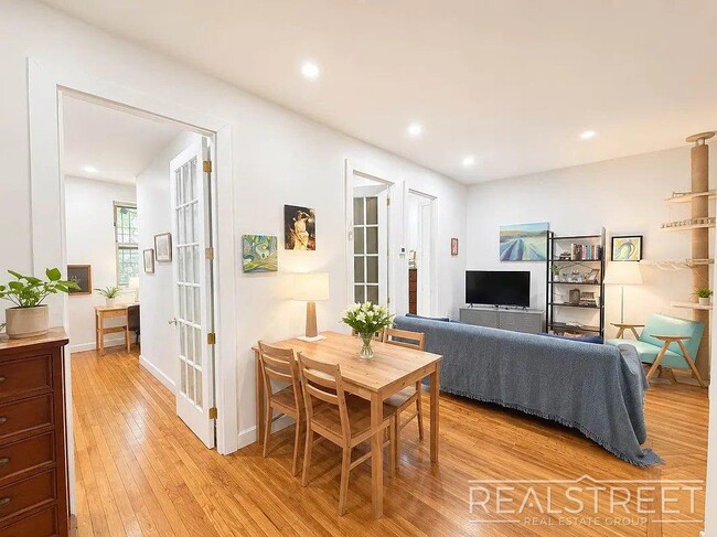 Building Photo - Gorgeous 3 Bedroom with private Garden in Prime Bushwick!