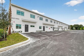 Building Photo - 4965 Serafica Dr