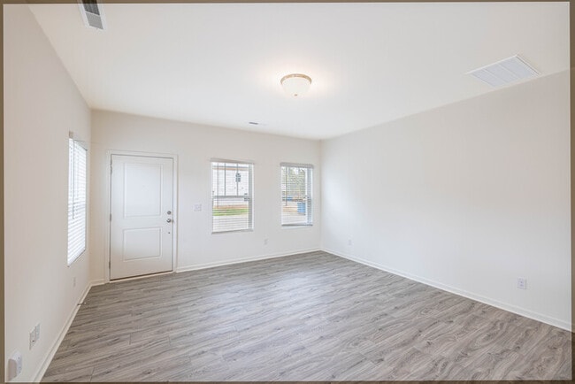 Building Photo - 3 Bedroom Townhome Main Street Pineville - AVAILABLE JUNE 2026