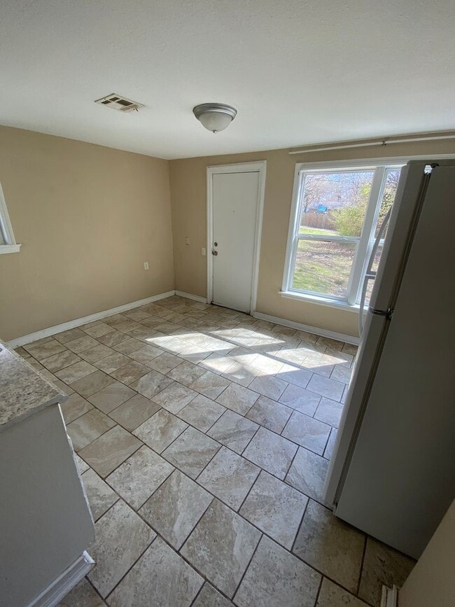 Building Photo - Prime location ... 2 bedroom 1 bathroom