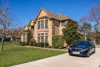 Building Photo - 529 Chippendale Dr