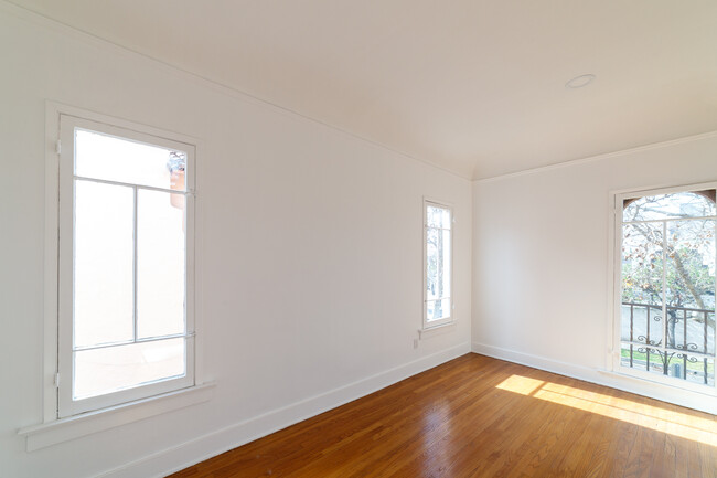 Foto del edificio - A Grand, Light-Filled 1-Bedroom with Bonus...