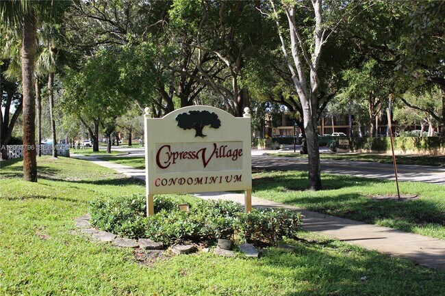 Foto del edificio - 7208 Fairway Dr