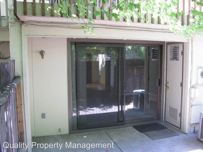 Foto del edificio - 1327 Maple Leaf Ct