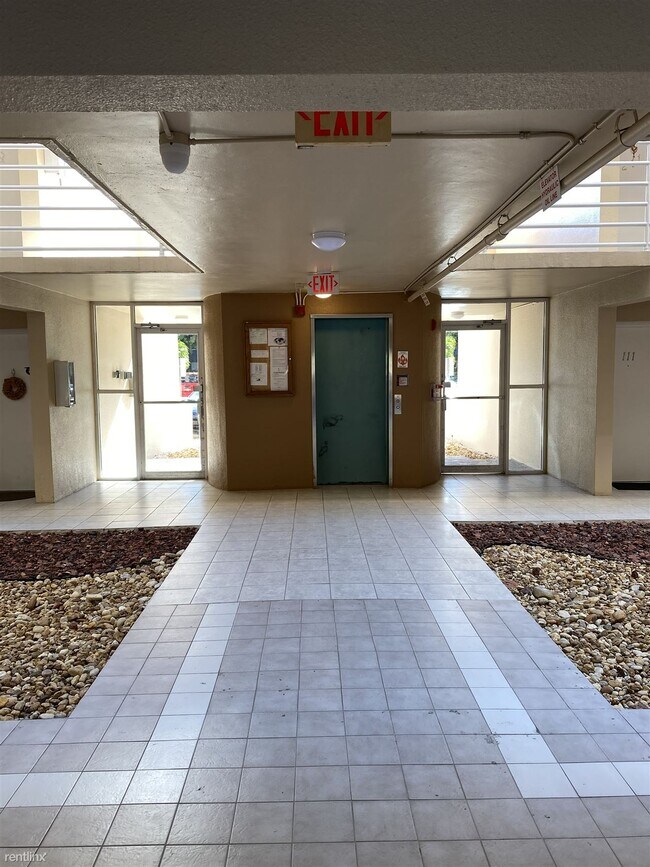 Foto del edificio - 8050 NW 8th St