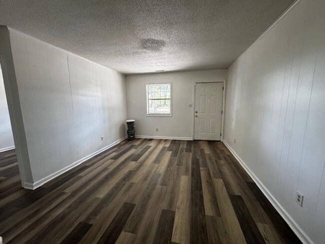 Building Photo - 50% OFF FIRST MONTH'S RENT!! 1 Bed 1 Bath Apartment with Water and Trash included