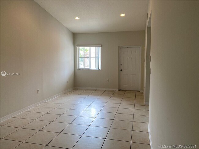 Building Photo - 1271 SE 28th Ct