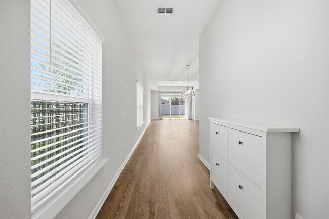 Foto del edificio - Beautiful 4 Bedroom, 2 Bathroom Home featuring a spacious open-concept layout designed for comfor...