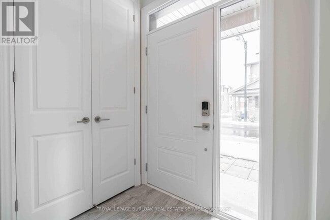 Photo du bâtiment - 2184 Postmaster Dr