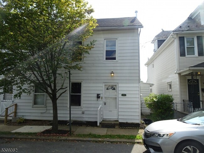 Building Photo - 374 Prospect St