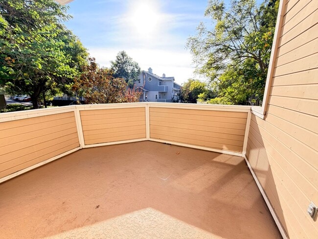 Foto del edificio - 3 Bed / 3 Bath Townhome in Scripps Ranch