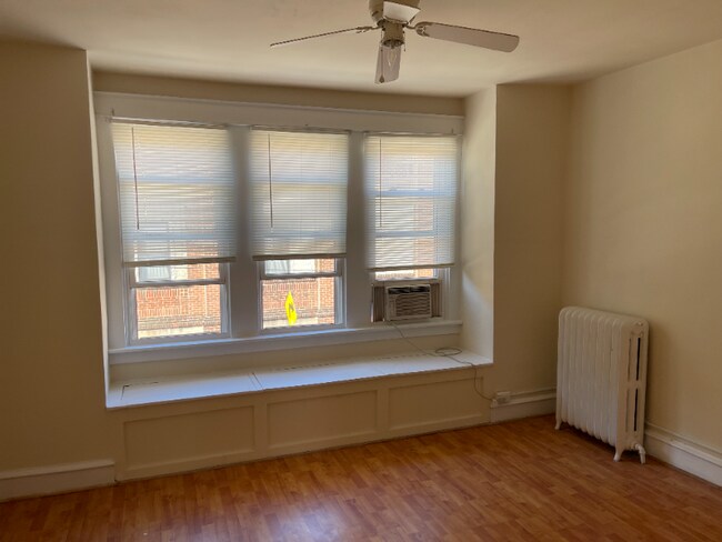Building Photo - 272 Delphine St