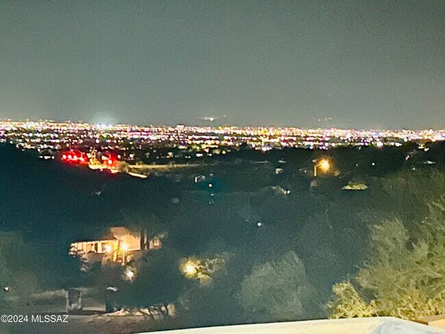 Building Photo - 5635 E Vía Arboleda